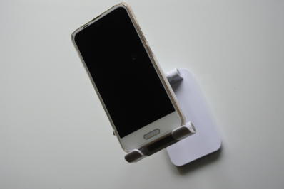 スマートフォンをスタンドで固定