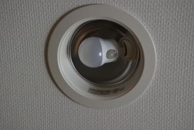 玄関につけた人感センサー付きLED電球
