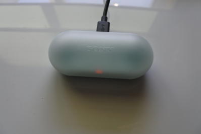 ワイヤレスイヤフォンの充電ケースに充電ケーブルを接続