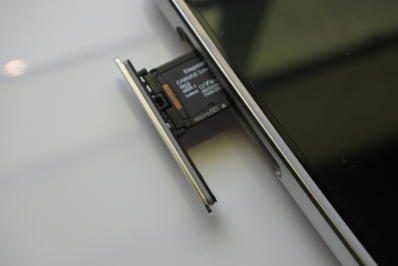 SDカードをスマートフォンにセット