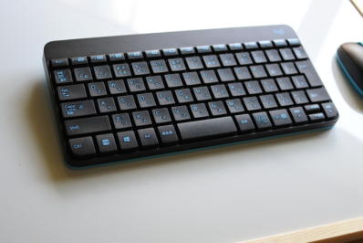 小型のワイヤレスキーボード
