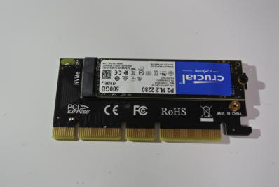 アダプターに取り付けたSSD