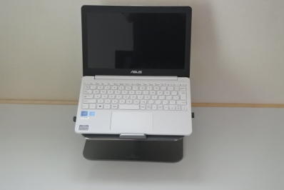 ノートPC用スタンドに載せたPC